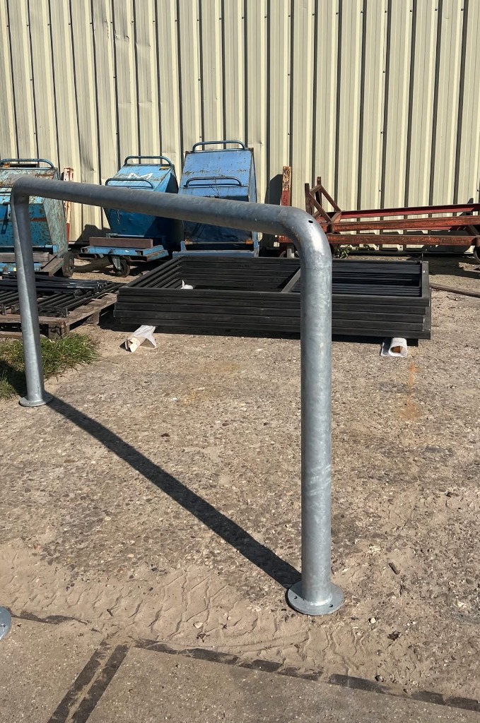 Verzinkte stalen aanbindpaal / aanbindbeugel voor paarden met zware voetplaten