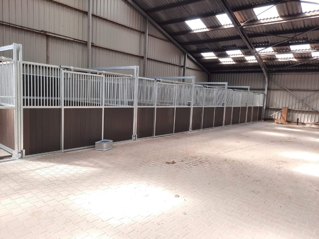 Compleet ingerichte rij binnenstallen