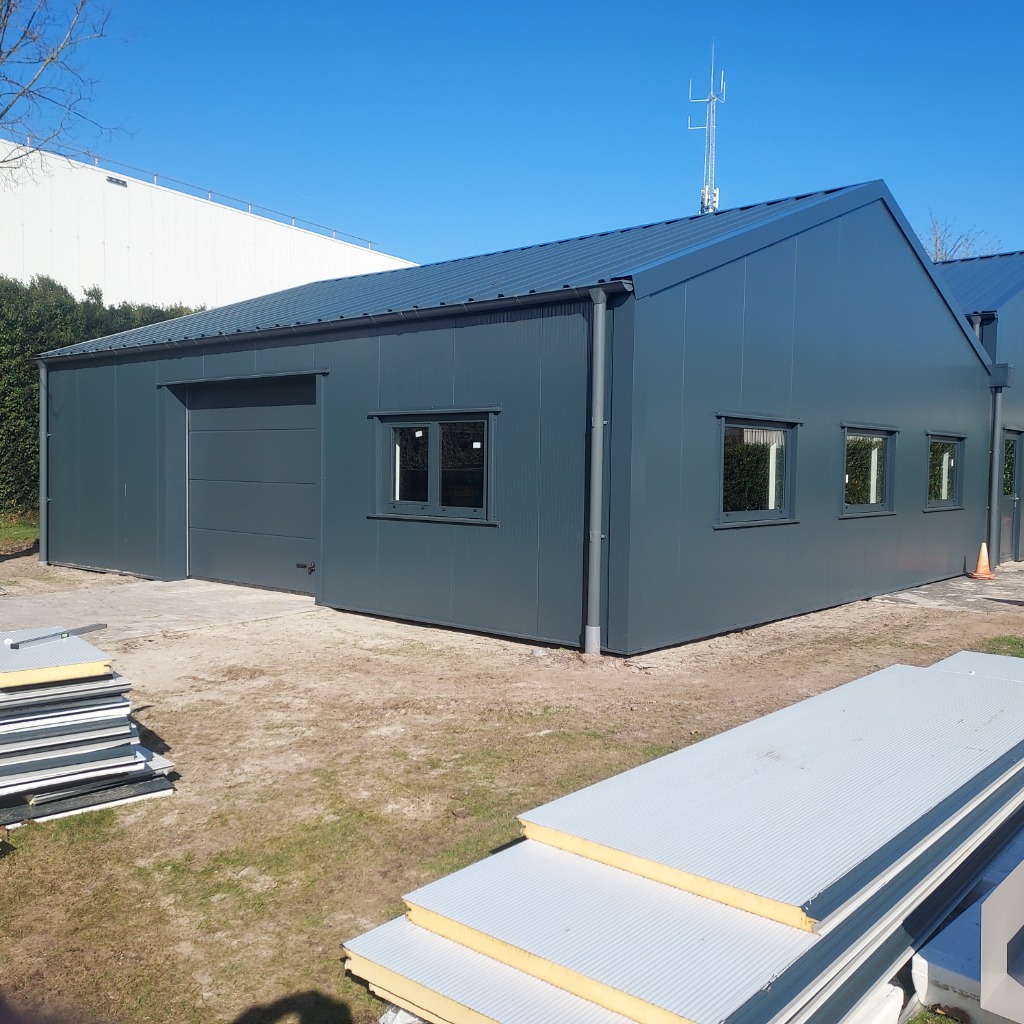 Montage van moderne loods met isolatiepanelen