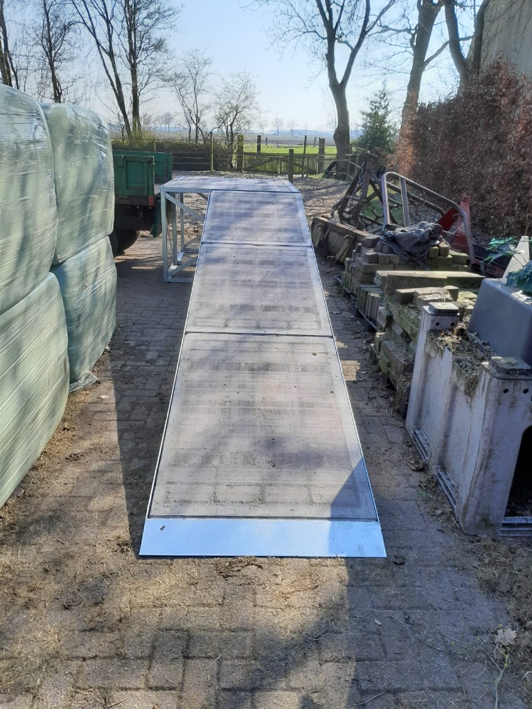 Stabiele stalen hellingbaan speciaal gemaakt voor mestkarren