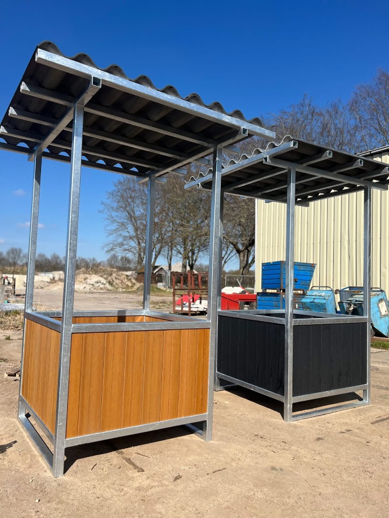 Twee robuuste hooiruiven met stevige overkapping