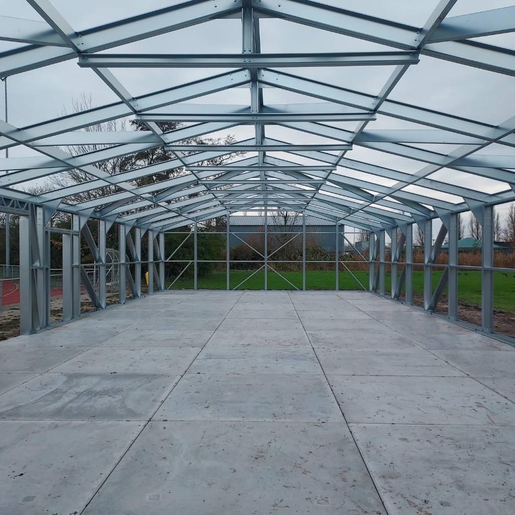 Vakkundige montage van een indrukwekkend staalskelet voor een bedrijfshal