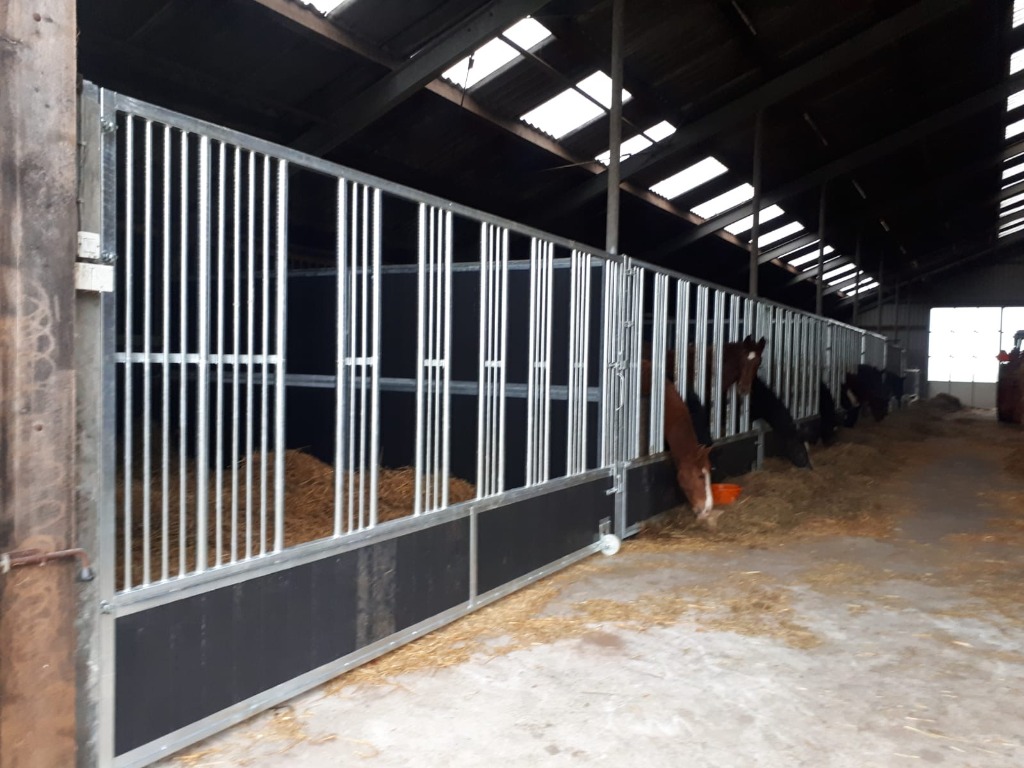 Stallen met functionele voerwanden